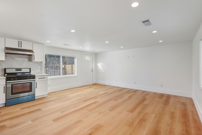 Building Photo - 1671 Mono Ave