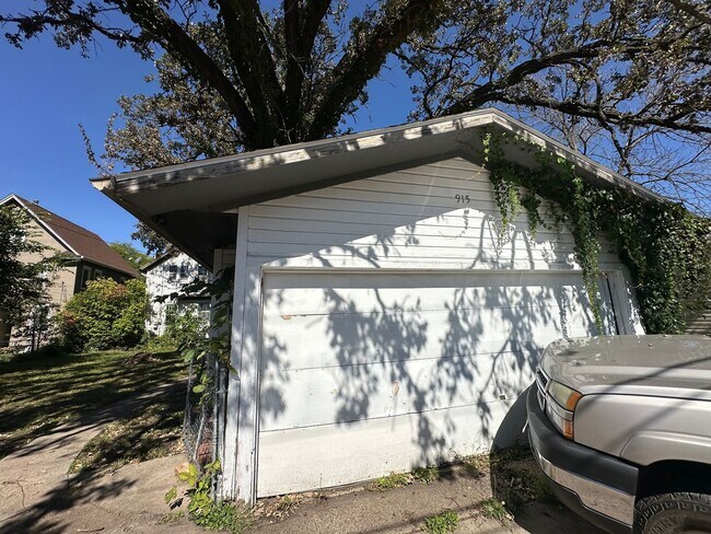 Building Photo - Large 3+ Bedroom House $1100