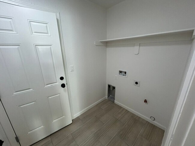 Building Photo - Brand New 3 Bedroom 2 Bathroom Home in Woodlake!