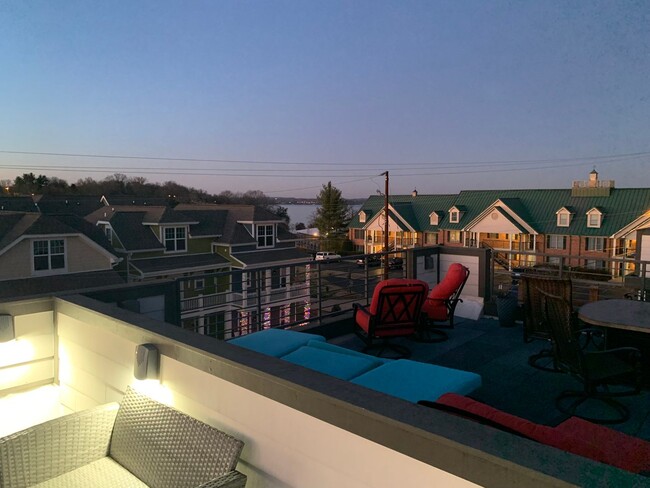 Building Photo - 3 Bed, 3.5 Bath Home w/ 2 Car Garage and Lake Views