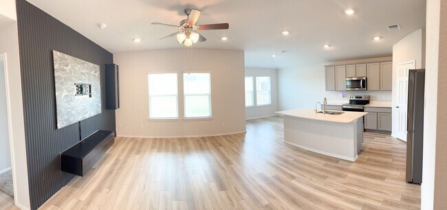 Building Photo - Gorgeous! 3 bed, 2 bath, 2 car garage home located just minutes from Ft. Hood, Shopping, Airport ...