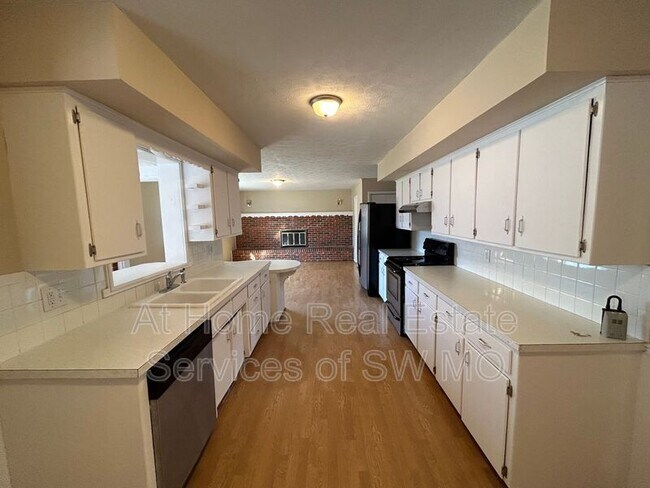Building Photo - 1437 S Catalina Ave