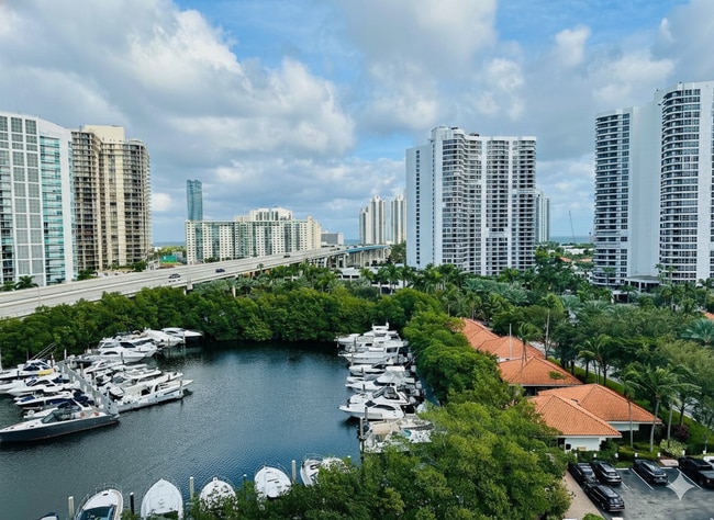 Building Photo - 3500 Mystic Pointe Dr