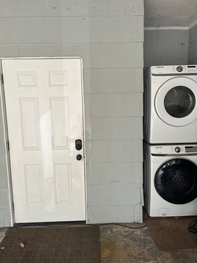 Building Photo - 920 NE 5th Ave