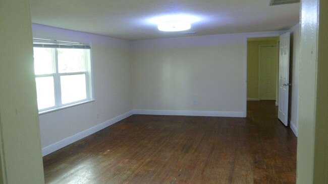 Building Photo - 202 Lakedale Dr
