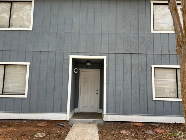 Building Photo - 923 Pine Oak Trl