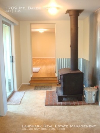 Building Photo - 3 Bed 1 Bath Home off Mt Baker Hwy!