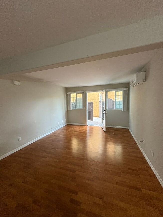 Building Photo - 3 Bed 2 Bath Clairemont Condo