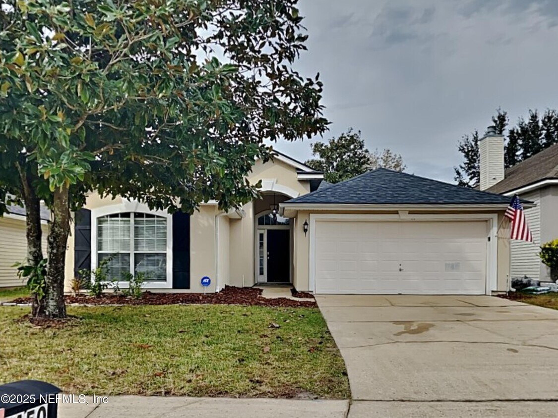 Foto principal - 2450 Creekfront Dr