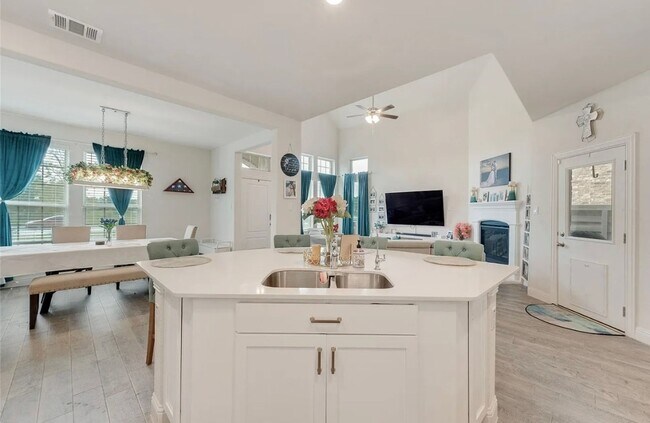Foto del edificio - FREE FIRST MONTHS RENT AND HALF OFF SECURI...