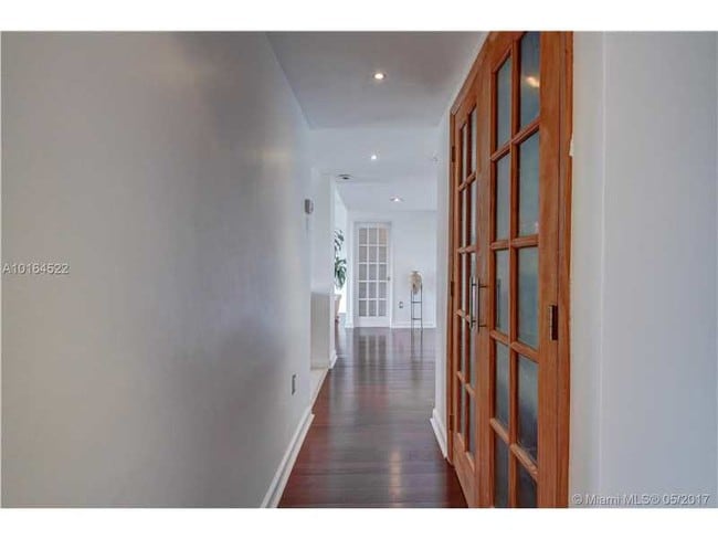 Building Photo - 9100 W Bay Harbor Dr