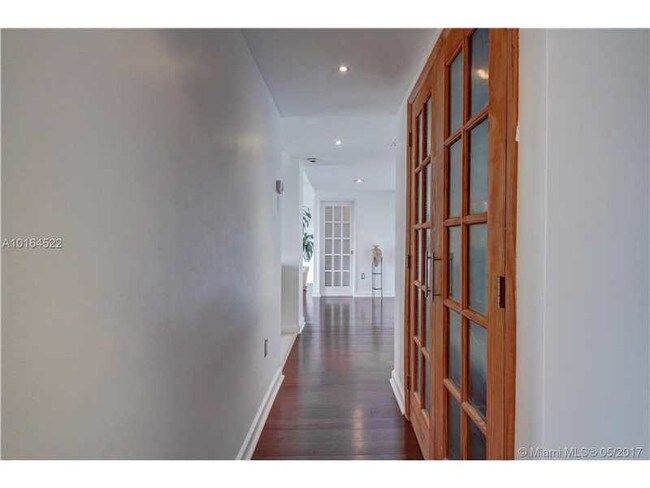 Building Photo - 9100 W Bay Harbor Dr