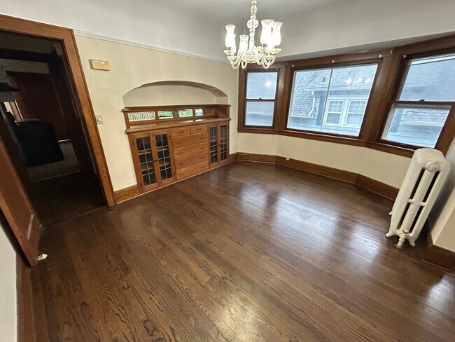 Building Photo - Stunning 3br/1ba Wauwatosa Upper Unit with...