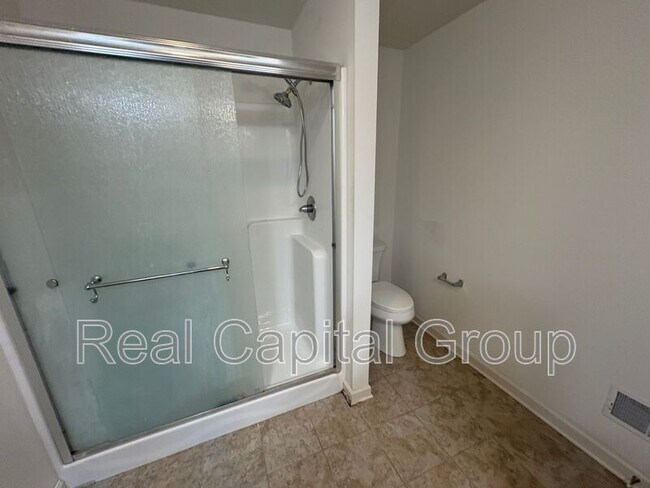 Foto del edificio - 28 Whitaker Dr