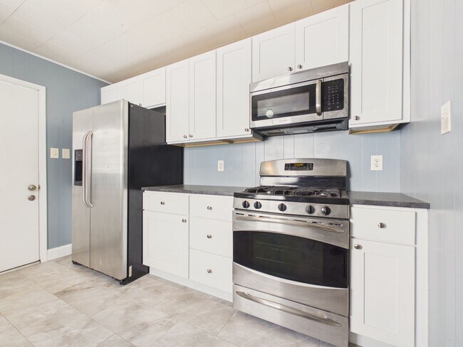 Foto del edificio - Large 4 Bedroom Single Family on Reily St.