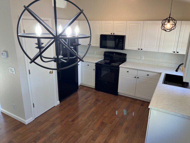 MOSTRADORES Y LUCES NUEVOS - 9688 Harris Cir