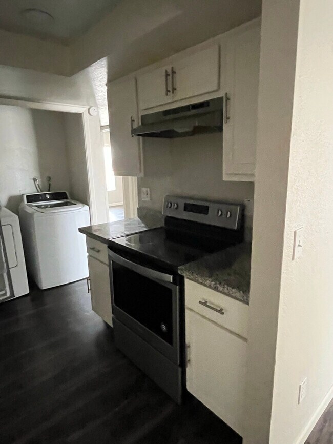 Building Photo - 859 S Horne St #4