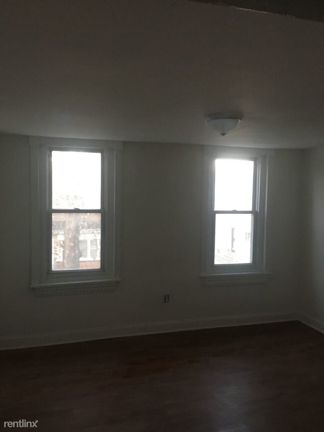 Building Photo - 2122 W Spencer St
