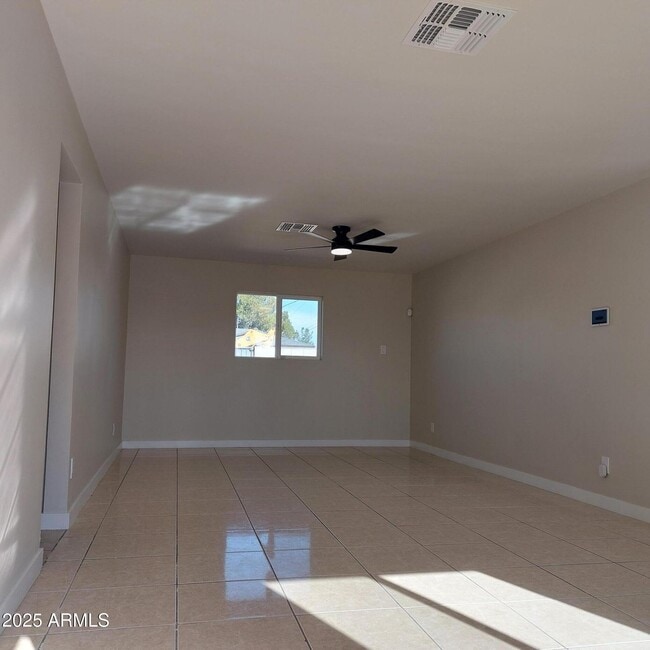 Building Photo - 3852 W Earll Dr