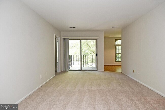 Foto del edificio - Commuter friendly location has easy access to I495 & Route 50. Metro bus stop in community.