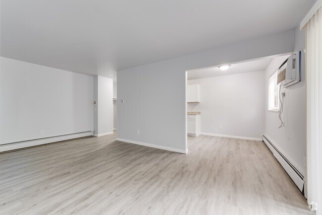 2 BR, 1 BA, 600 SF - Fred Flatz