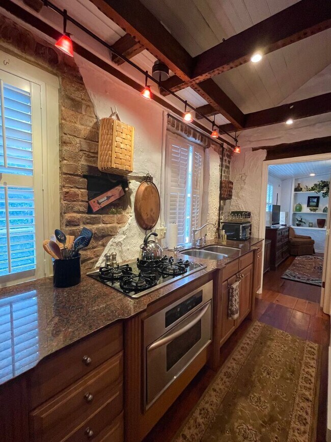 Foto del edificio - Charming fully furnished one bedroom condo in Ansonborough