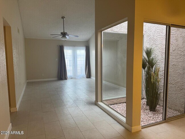 Foto del edificio - 4766 W Caron St