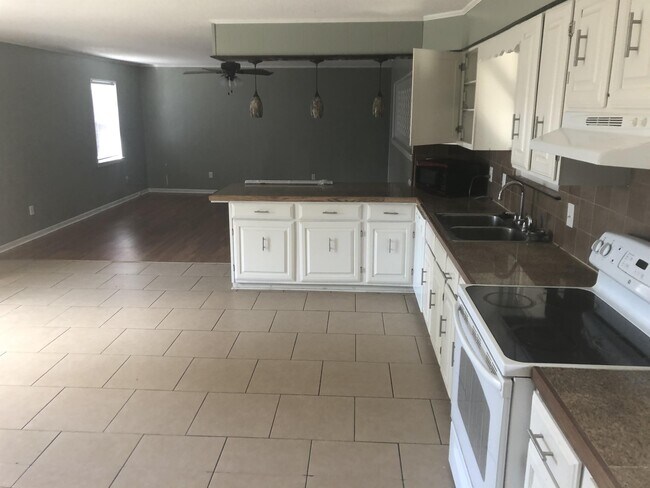 Building Photo - 104 S Maple St