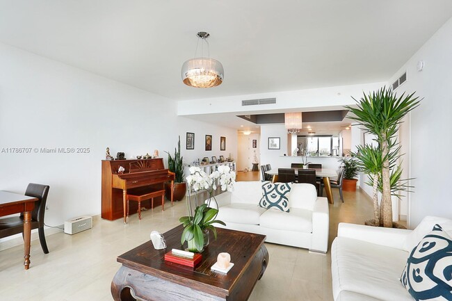 Building Photo - 2627 S Bayshore Dr