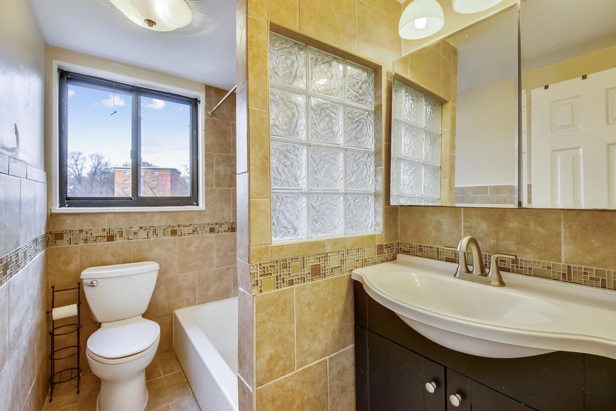 Primary Photo - 7611 Maple Ave