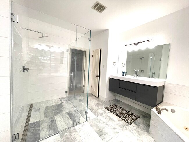 Master Bath Shower - 16224 Wynstone Ln