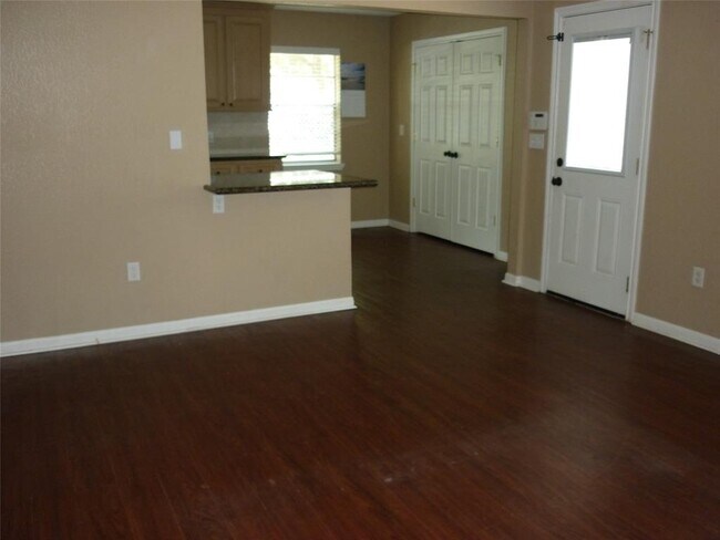 Building Photo - 705 Briargrove Dr