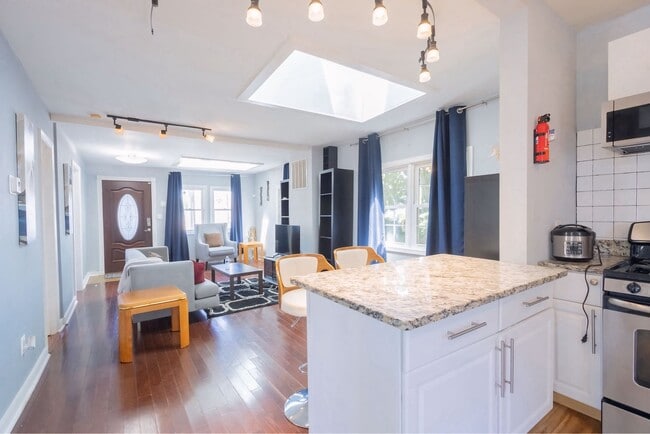 Building Photo - Charming 3 BR/1 BA Single-Family Home in C...