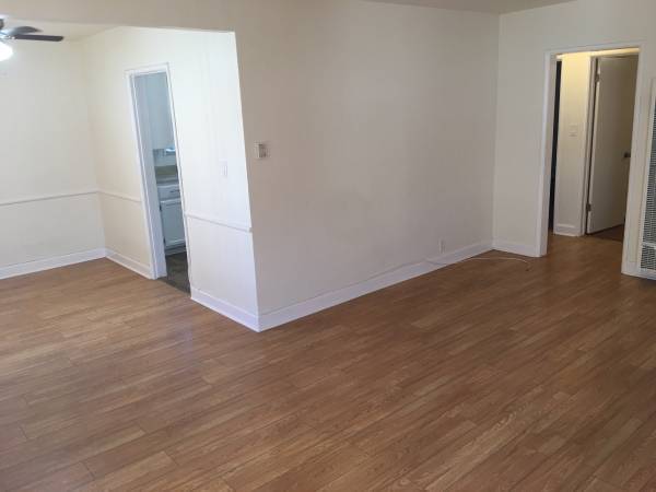 Apartment entrance - 1218 N Mansfield Ave