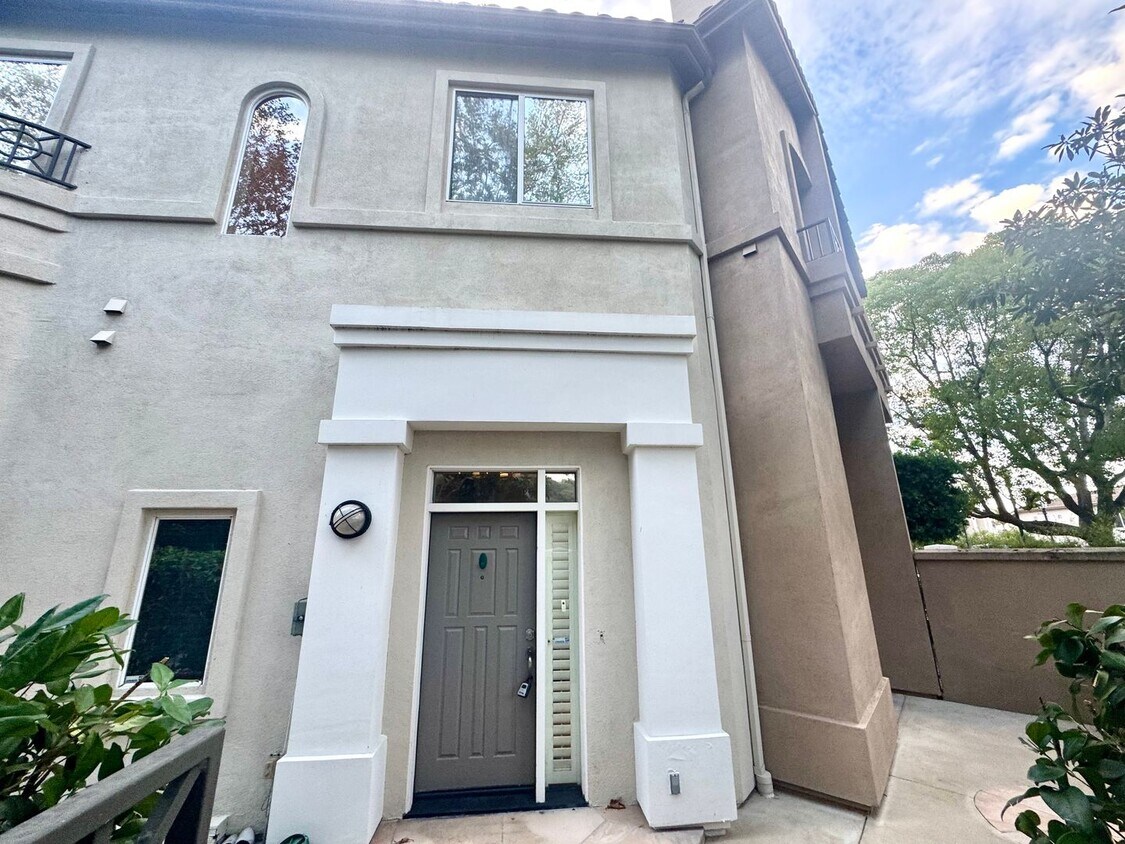 Foto principal - 3 Bedroom spacious home in Aliso Viejo (Ti...