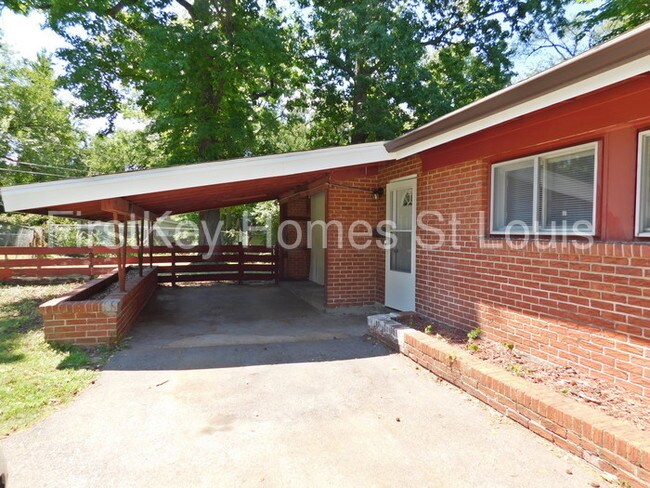 Foto del edificio - 8302 Woodhurst Dr