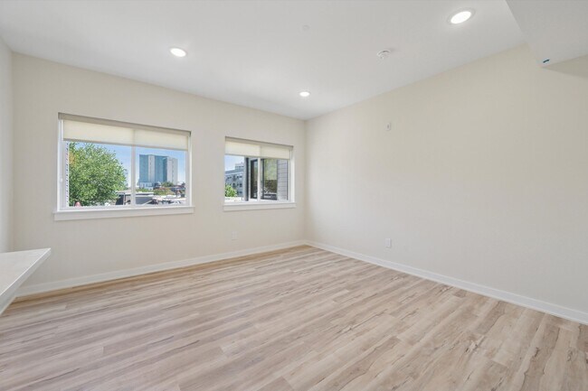 Building Photo - 3729 Lancaster Ave