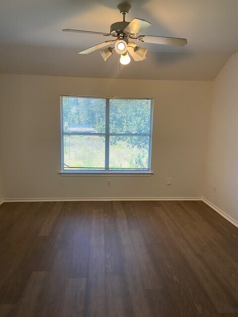 Foto del edificio - 2926 Loganberry Park Ln