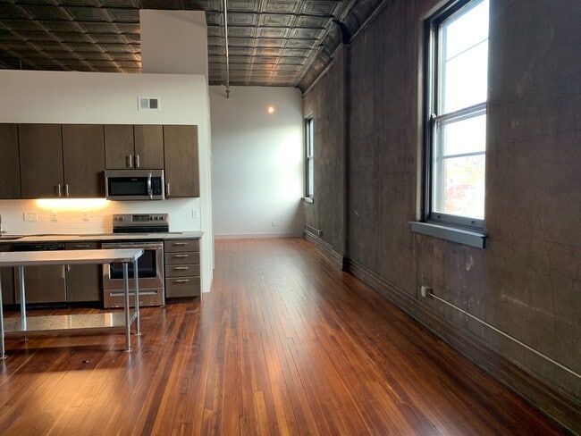 Building Photo - One Bedroom Newport Loft