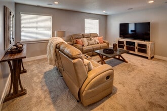 Building Photo - 874 S Aspen Wy