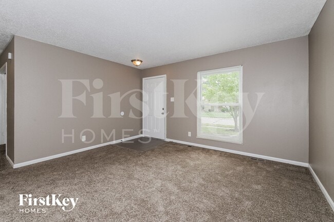 Building Photo - 733 Watersedge Dr
