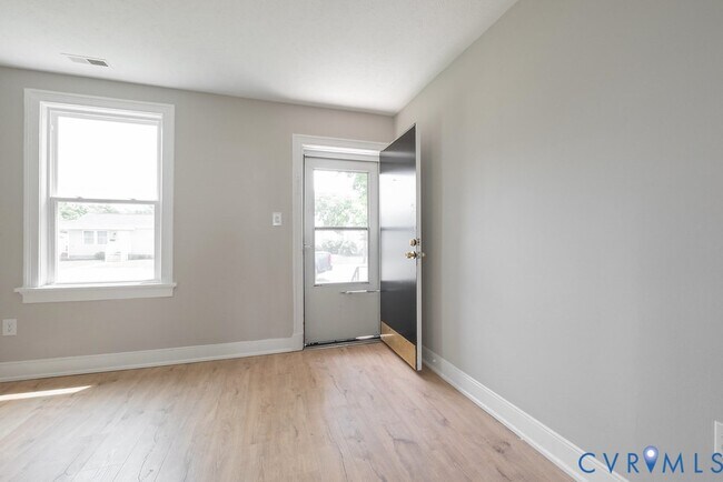 Foto del edificio - 5318 Bloomingdale Ave