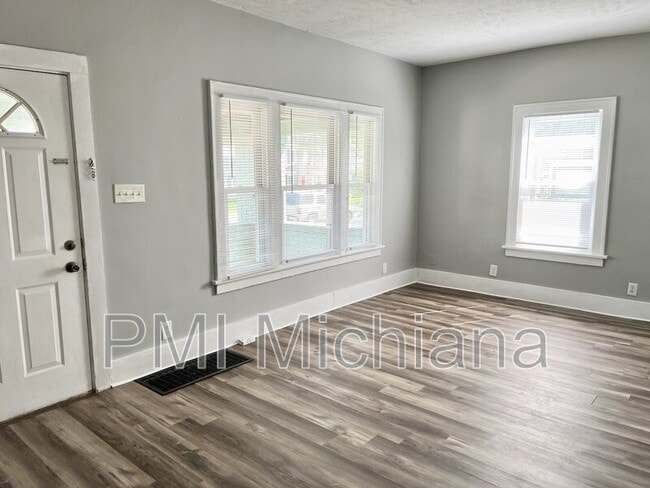 Building Photo - 737 S Ironwood Dr