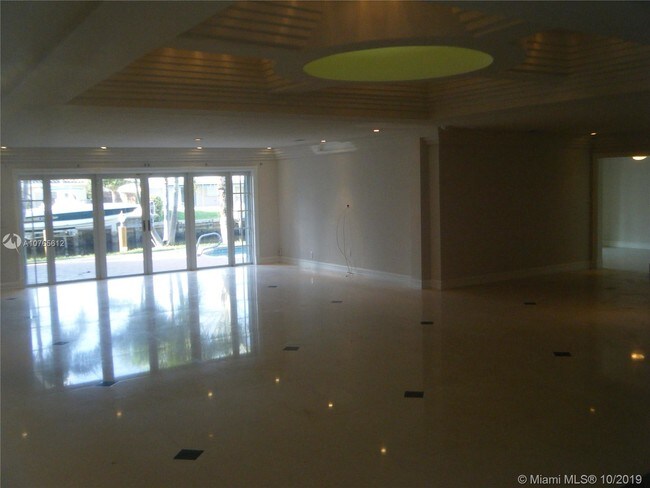 Building Photo - 5541 Bayview Dr
