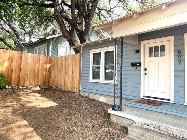 Building Photo - 807 E Riverside Dr