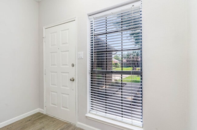 Building Photo - Beautifully Renovated Home with Modern Fea...