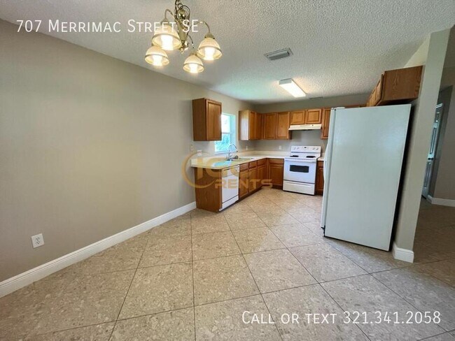 Building Photo - 707 Merrimac St SE