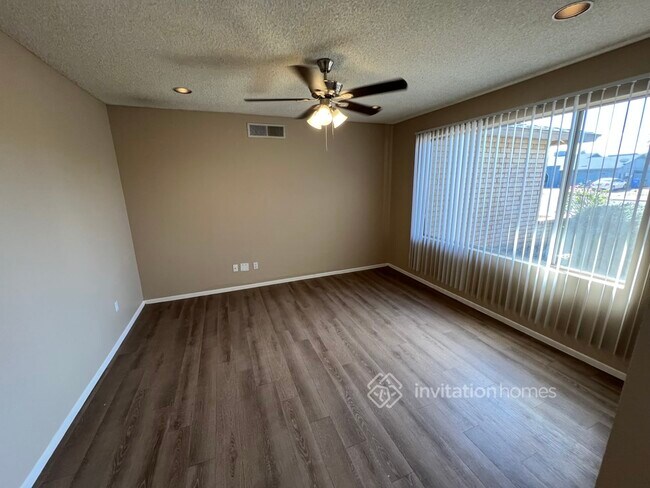 Building Photo - 2210 W Utopia Rd