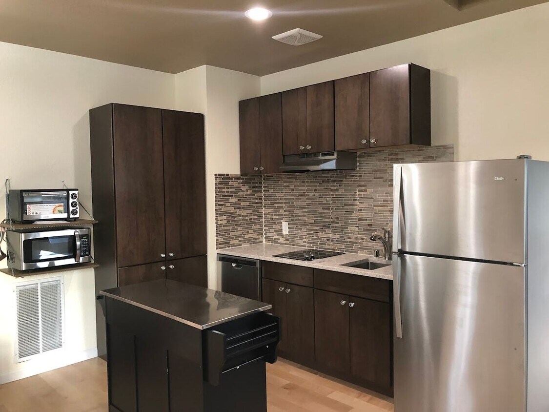 Primary Photo - ** Modern 1 Bed / 1 Bath ADU – All Utiliti...
