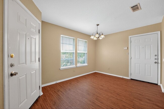Building Photo - Charming 3-Bed, 2-Bath Home on Spacious Lo...